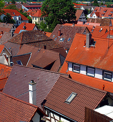 Das Foto zeigt ein Altstadtquartier mit dichter Bebauung aus kleinen Häusern.