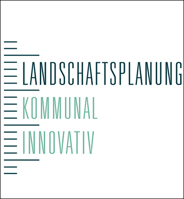 Untereinander stehen die Worte Landschaftsplanung Kommunal Innovativ. Diese sind optisch von Strichen eingerahmt und stellen das Logo des nahezu gleichnamigen Projektes dar.