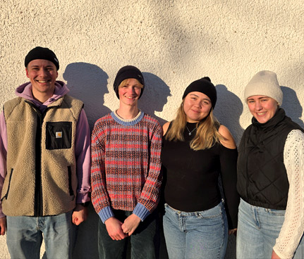 Das Foto zeigt das Siegerentwurfsteam mit Ronja Frank, Jan Marx, Merlin Pott und Nadine Ventura