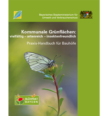 Auf dem Deckblatt des Praxis-Handbuchs „Kommunale Grünflächen: vielfältig – artenreich – insektenfreundlich“ sind neben dem Titel ein schwarz-weißer Schmetterling und das Logo des Blühpakt Bayern zu sehen.